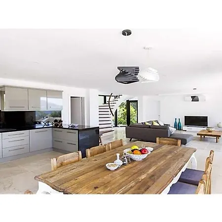 Sleeps 10 Pool Air Con Wifi
