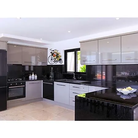 Sleeps 10 Pool Air Con Wifi