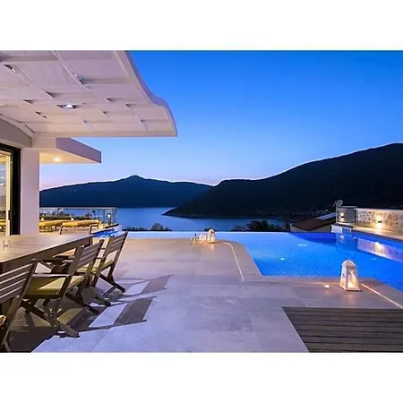 Sleeps 10 Pool Air Con Wifi